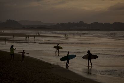 Atardecer en la Playa de Somo (Santander), donde gran cantidad de surfistas practican surf este verano.