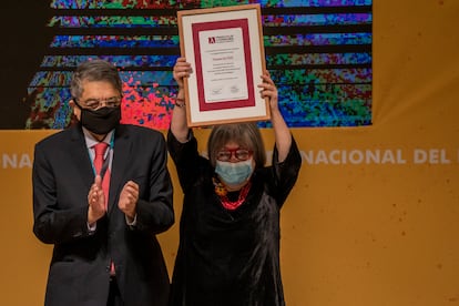 Diamela Eltit levanta el Premio FIL a un lado de Sergio Ramírez.