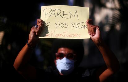 Manifestante em protesto com o racismo e a violência policial no Rio, em 31 de maio.