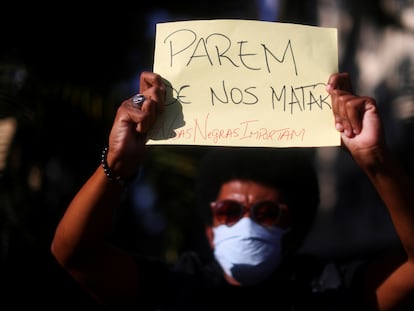 Manifestante em protesto com o racismo e a violência policial no Rio, em 31 de maio.
