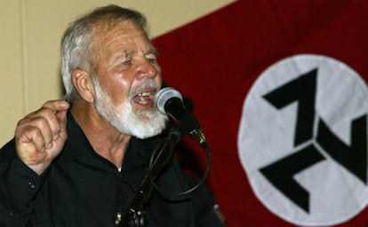 Eugène Terre Blanche, durante una rueda de prensa en 2004 tras salir de la prisión de Potchefstroom.