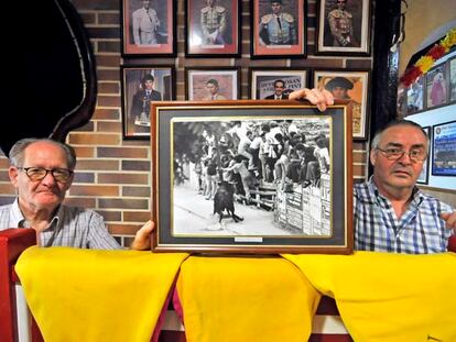 Pedro López (izquierda) y Santiago Ruiz, ayer en el club taurino Villa de Pinto.