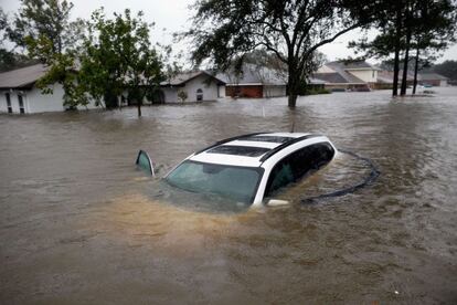 Un vehículo inundado en una calle de LaPlace, Luisiana.