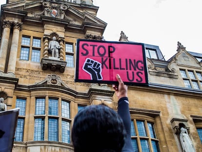 Protesta en septiembre pasado en Oxfrord para solicitar la retirada de la estatua de Cecil Rhodes de la fachada del Oriel College de la ciudad universitaria británica. La pancarta reza en inglés: "Dejad de matarnos".
