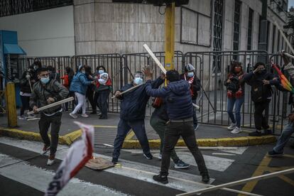 Miembros del grupo fujimorista denominado "La Resistencia" se enfrentó a los simpatizantes de Pedro Castillo a las afueras del Jurado Nacional de Elecciones (JNE)