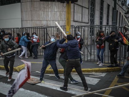 Miembros del grupo fujimorista denominado "La Resistencia" se enfrentó a los simpatizantes de Pedro Castillo a las afueras del Jurado Nacional de Elecciones (JNE)