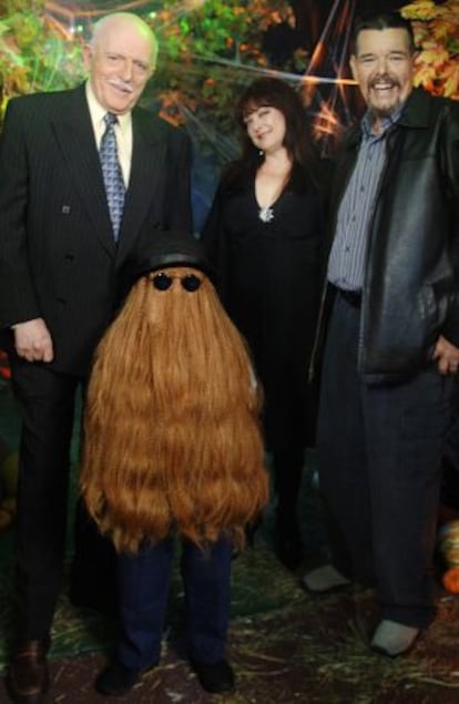 Cuatro integrantes de la serie de televisión 'La Familia Adams', en una fiesta en 2006. De izquierda a derecha: John Astin (Gómez), Félix Silla (Itt), Lisa Loring (Wednesday) y Ken Weatherwax (Pugsley).