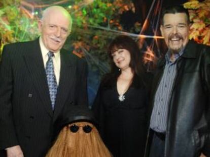 Cuatro integrantes de la serie de televisión 'La Familia Adams', en una fiesta en 2006. De izquierda a derecha: John Astin (Gómez), Félix Silla (Itt), Lisa Loring (Wednesday) y Ken Weatherwax (Pugsley).