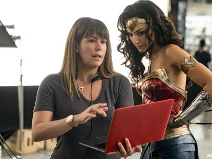 Patti Jenkins y Gal Gadot, en el rodaje de 'Wonder Woman 1984'