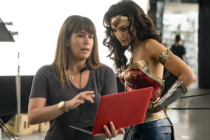 Patti Jenkins y Gal Gadot, en el rodaje de 'Wonder Woman 1984'