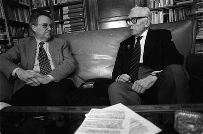 Los historiadores Santos Juliá (izquierda) y José María Jover, en un encuentro en Madrid en 1998.