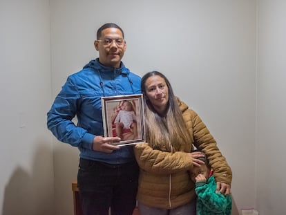 José Luis Parra, Yessenia Sánchez y su hijo, con una fotografía de Dana en Quilpe (Chile), el 14 de junio.