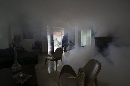 Trabajos de fumigación en el interior de una vivienda en Caracas, Venezuela, el 28 de enero de 2016.