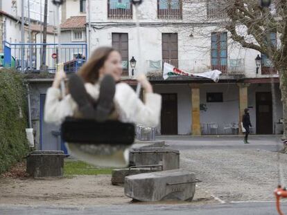 Una niña juega en una de las plazas de Igeldo.
