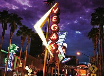 Cae la noche y se encienden las luces en los alrededores de la calle de Fremont en Las Vegas.