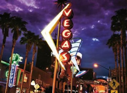 Cae la noche y se encienden las luces en los alrededores de la calle de Fremont en Las Vegas.