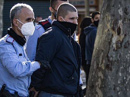 Agentes de los Mossos d'Esquadra detienen a uno de los ultras, este domingo en Barcelona
