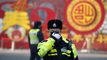 Un policía utiliza una mascarilla en las calles de Pekín.