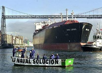 Los trabajadores de Izar protestan en el puente colgante de Portugalete (Vizcaya).