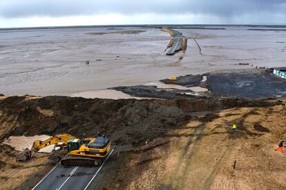 Estado en el que ha quedado una carretera sobre el río Markarfljot, después de la erupción de un volcán subterráneo bajo el glaciar Eyjafjälla.