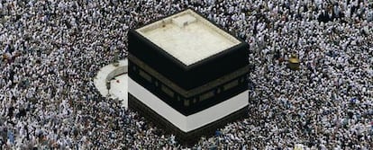 Miles de fieles rodean la Kaaba, en La Meca.