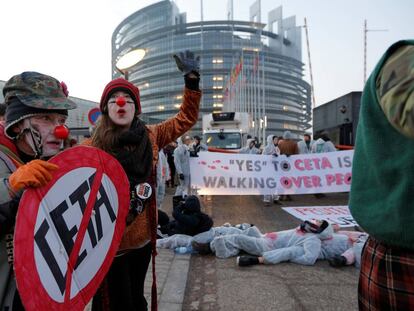 Dos manifestantes disfrazados protestan contra CETA ante la sede en Estrasburgo del Parlamento Europeo el pasado febrero.