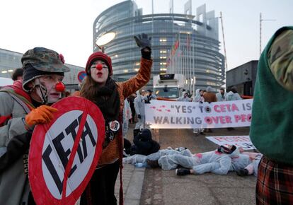 Dos manifestantes disfrazados protestan contra CETA ante la sede en Estrasburgo del Parlamento Europeo el pasado febrero.