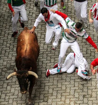 El momento de mayor riesgo se ha registrado al pasar la curva de Telefónica y enfilar el callejón al quedar rezagado el último toro, que ha estado largo rato dando vuelta sobre sí mismo y embestir contra el vallado, donde ha arrollado a varios mozos.