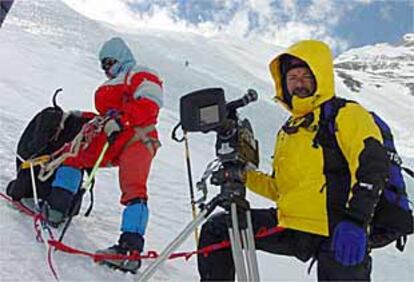 Dos miembros del equipo de <i>Al filo de lo imposible</i> filmando la ascensión al Everest.