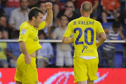 Giuseppe Rossi celebra su segundo tanto junto a Valero.