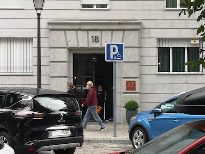 La puerta del hotel de la cadena Room Mate donde se hospeda Díaz Ayuso desde mediados de marzo, este miércoles por la mañana.