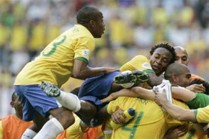 Los jugadores de Brasil celebran el segundo gol, conseguido por Fred.