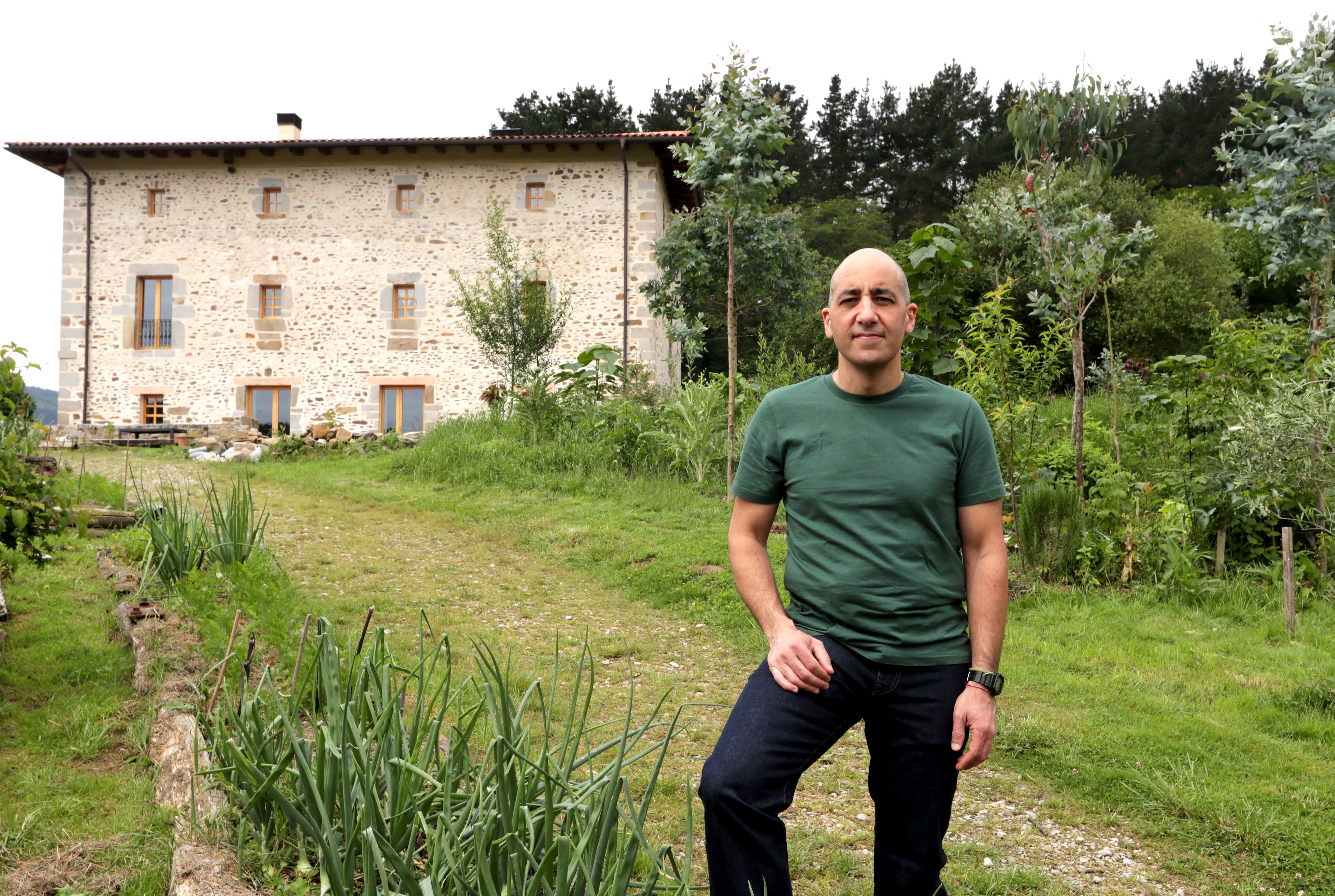 Rubén Méndez, junto a su vivienda de la cooperativa Ametxe en Gordexola (Vizcaya).
