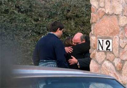 El marido de la asesinada en Valdetorres de Jarama recibía ayer las condolencias de sus allegados.
