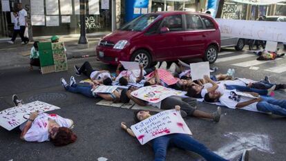 Manifestantes opositores se fingem de mortos durante protesto contra Maduro.