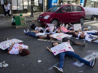 Manifestantes opositores se fingem de mortos durante protesto contra Maduro.