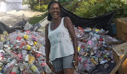 Miles de personas obtienen su sustento del material reciclable que encuentran rebuscando entre las miles de toneladas de basura que llegan a diario a los vertederos.