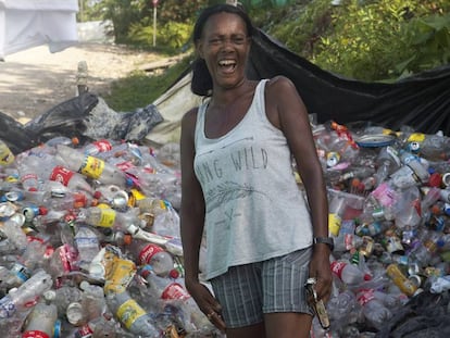 Miles de personas obtienen su sustento del material reciclable que encuentran rebuscando entre las miles de toneladas de basura que llegan a diario a los vertederos.