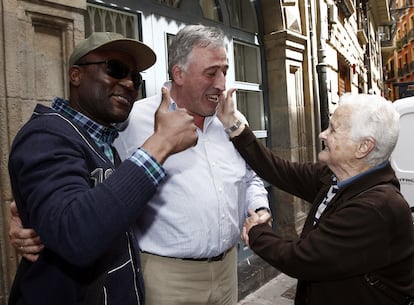 El alcalde de Pamplona, Joseba Asiron, en el centro, saluda a dos vecinos durante la visita que ha realizado a la sede del área de Bienestar Social e Igualdad del Ayuntamiento para su primera toma de contacto con el trabajo municipal.