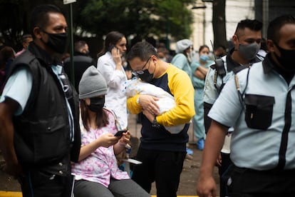 Ciudadanos se resguardan en las calles durante el temblor del día 23 de Junio en la Ciudad de México.