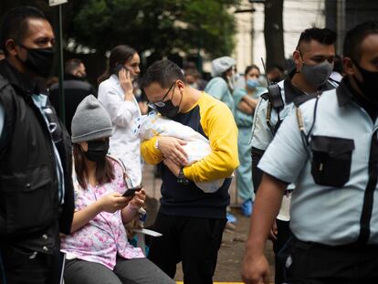 Ciudadanos se resguardan en las calles durante el temblor del día 23 de Junio en la Ciudad de México.