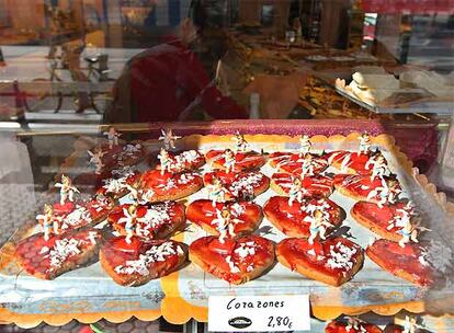 Una pastelería de San Sebastián muestra en su escaparate dulces con forma de corazón.