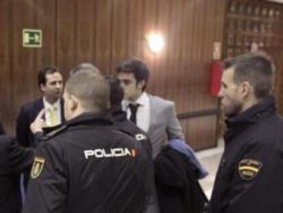 Varios abogados conversan con miembros de la Policía Nacional durante la jornada electoral del Colegio de Abogados de Madrid celebrada en el Palacio de Congresos.