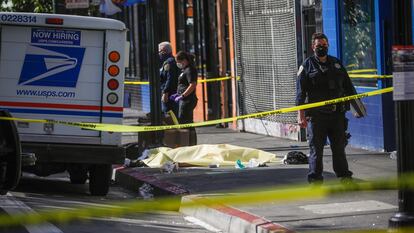 Una víctima yace en una acera del popular barrio de Haight-Asbury de San Francisco el pasado 4 de noviembre.