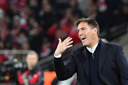 El entrenador del Sevilla Eduardo Berizzo gesticula durante el partido.