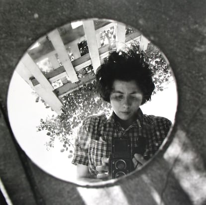 Vivian Maier en un autorretrato de 1953.