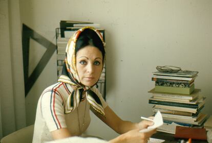 Juana de Aizpuru, en su galería de la calle Canalejas de Sevilla pocos días después de su inauguración en noviembre de 1970.