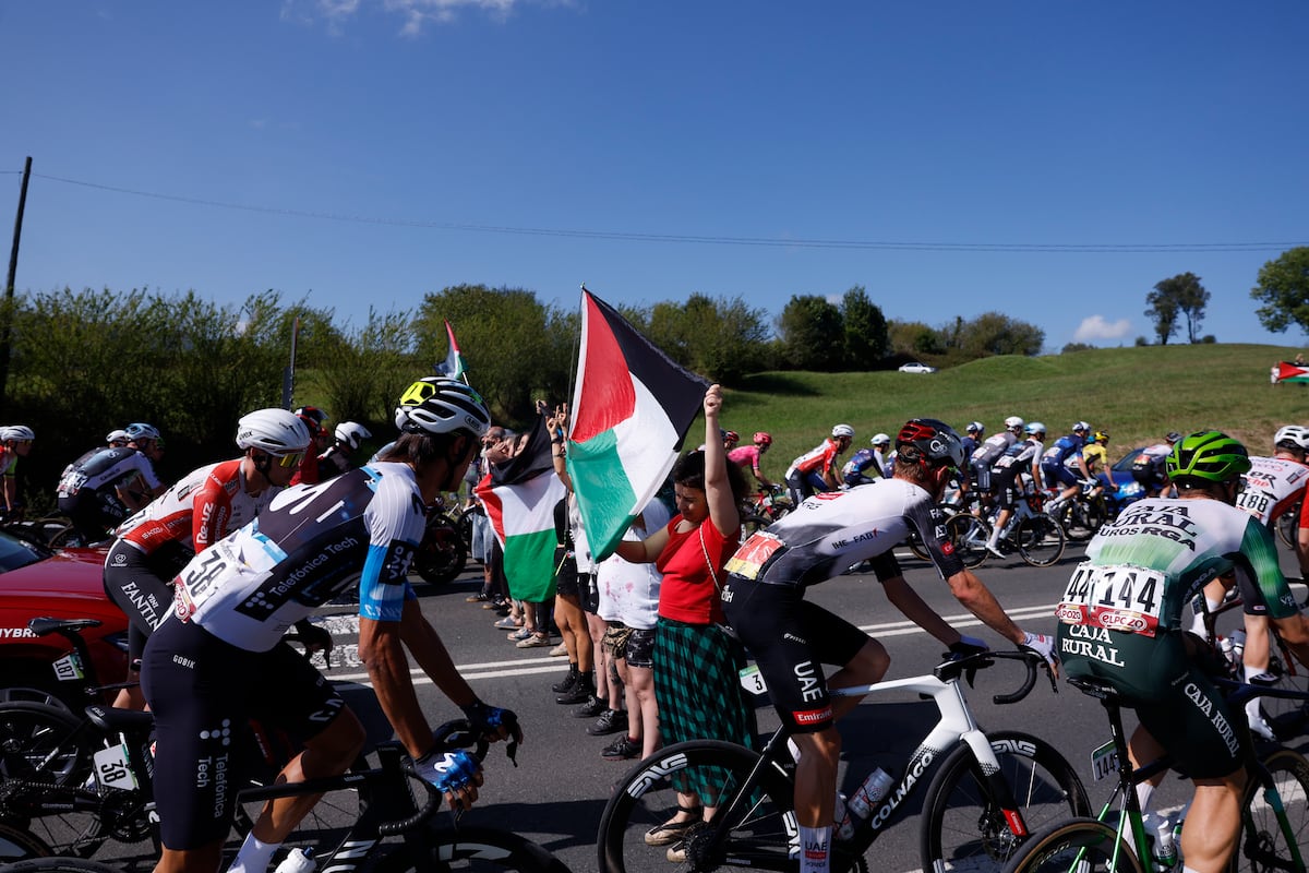 Otra protesta contra Israel interrumpe la fuga de la Vuelta camino al Angliru