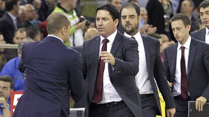 Durán y Pascual, técnicos del Valencia y del Barça, tras el partido.