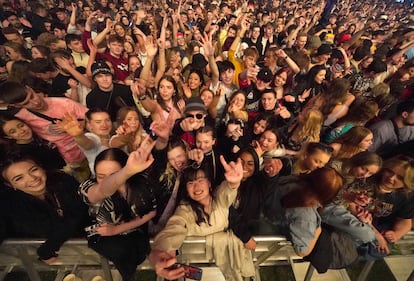 Asistentes sin mascarilla y sin distancia en el recital del 2 de mayo pasado en el Sefton Park de Liverpool.